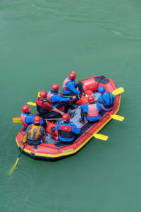 Rafting in der Entenlochklamm bei Schleching, Chiemgau, Oberbayern, Süddeutschland, Deutschland, Europa Rafting in der Entenlochklamm bei Schleching, Chiemgau, Oberbayern, Süddeutschland, Deutschland, Europa